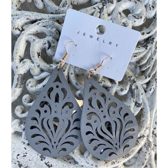 NWT Large Boho Gray Hallow Wooden Floral Design Teardrop Dangle Earrings - Picture 1 of 3